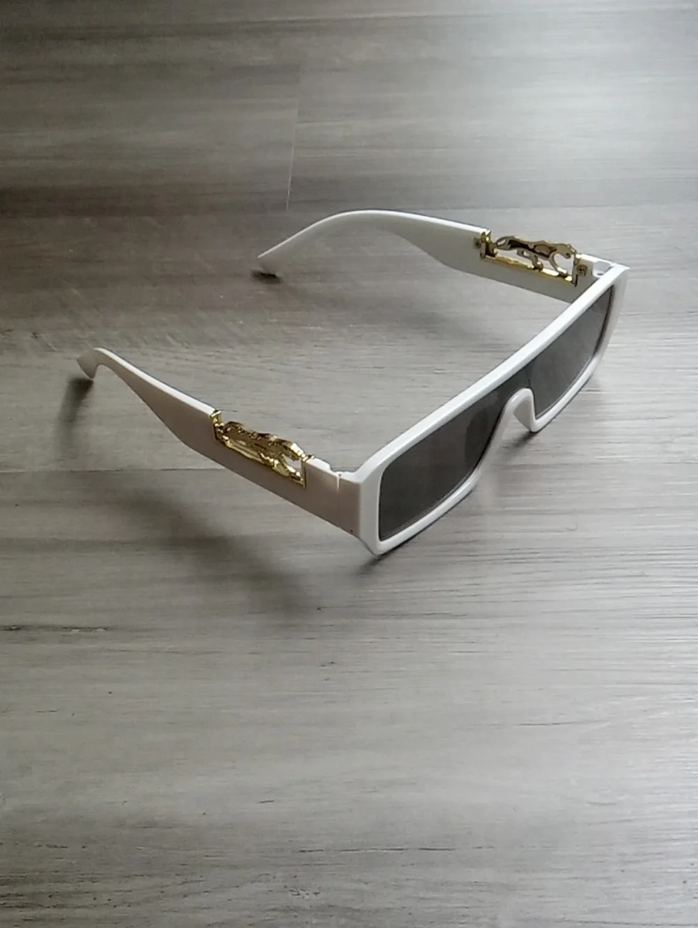 BRAND NEW NWT White & Gold Rectangular Jaguar Design Accent Sunglasses